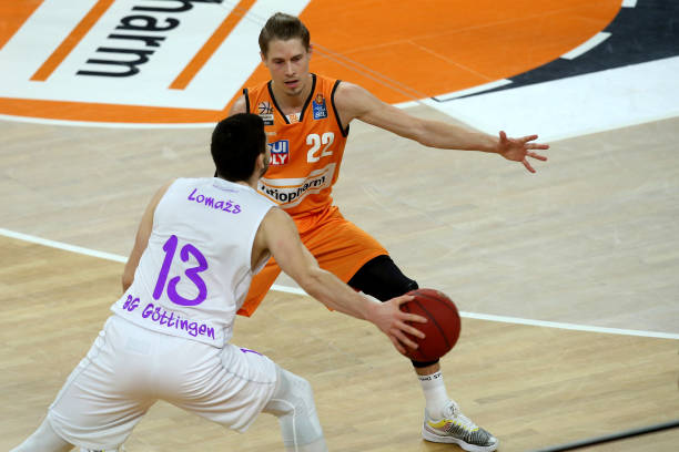 他们通过坚 他们通过坚