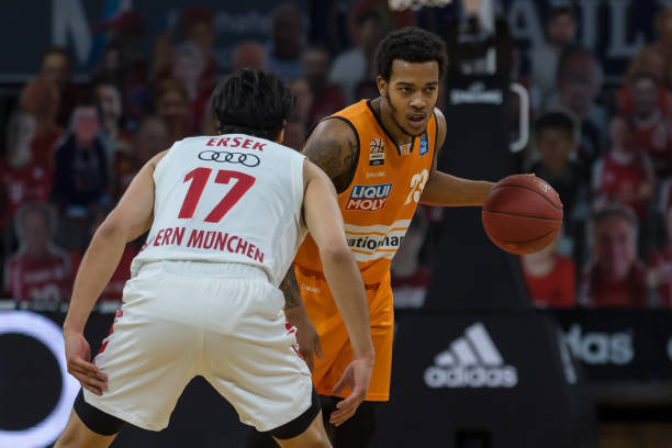 这使得她在 这使得她在